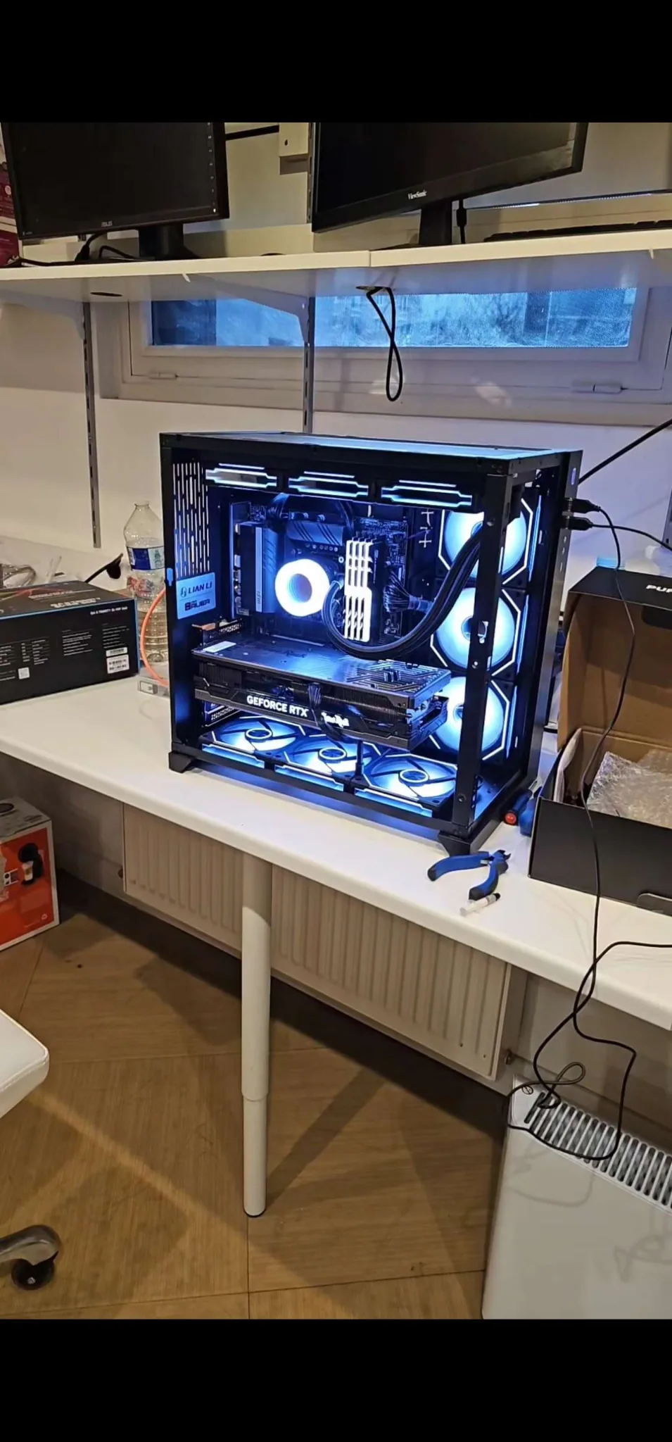 Projet PC gaming RGB bleu et blanc réalisé par NISUSA