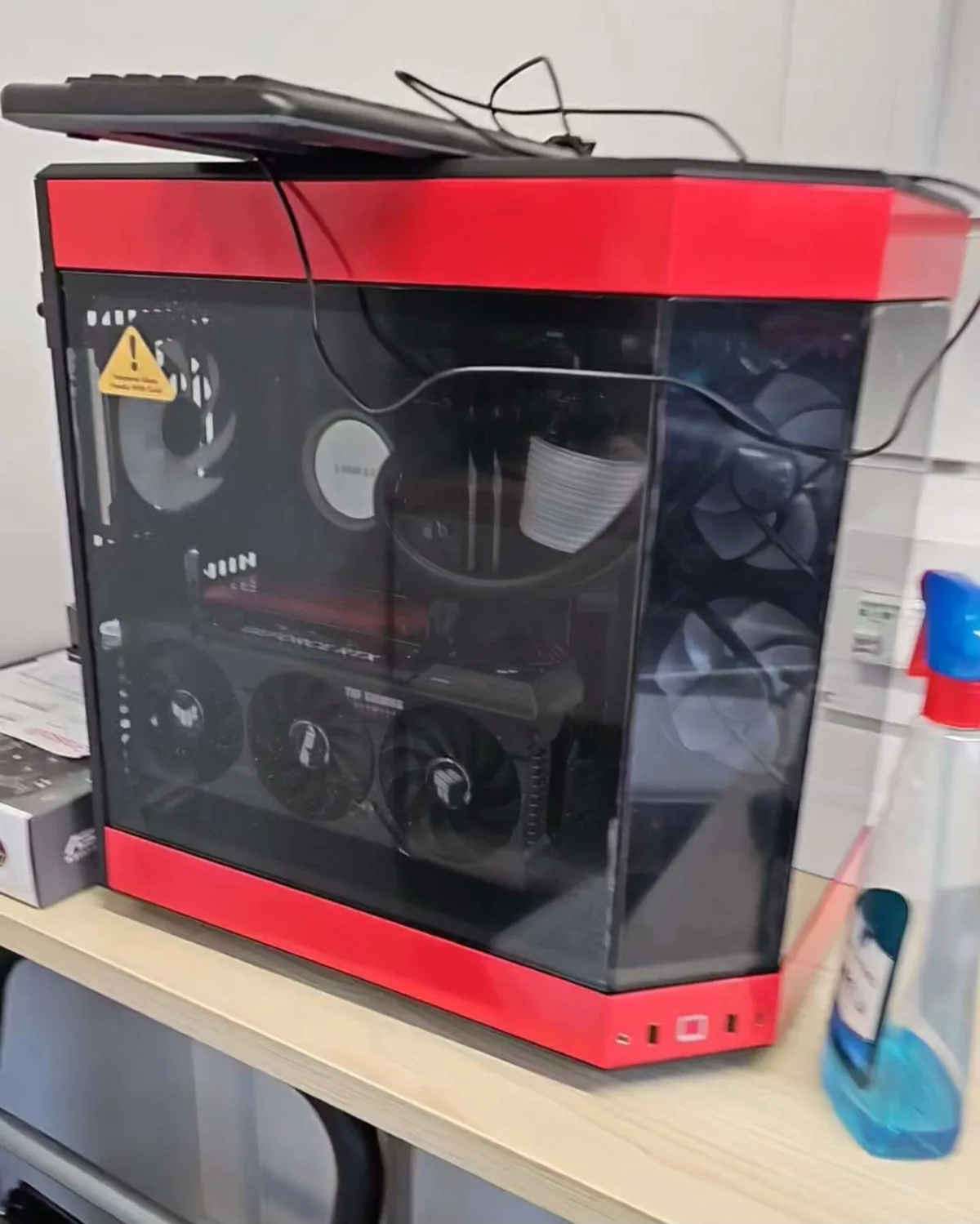 Projet PC gaming rouge et noir réalisé par NISUSA